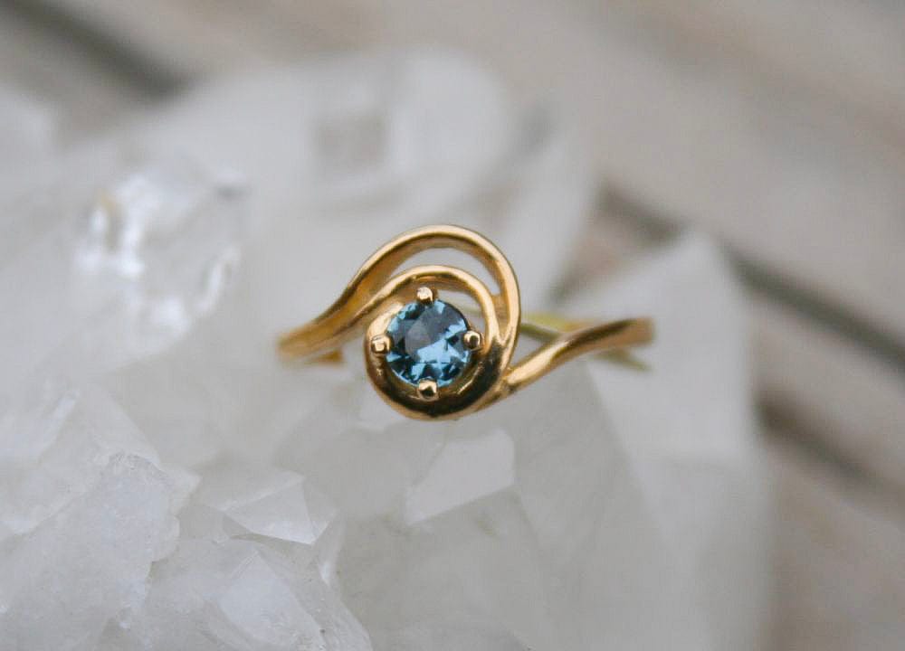 Montana Sapphire Swirl Ring in 14k Gold
