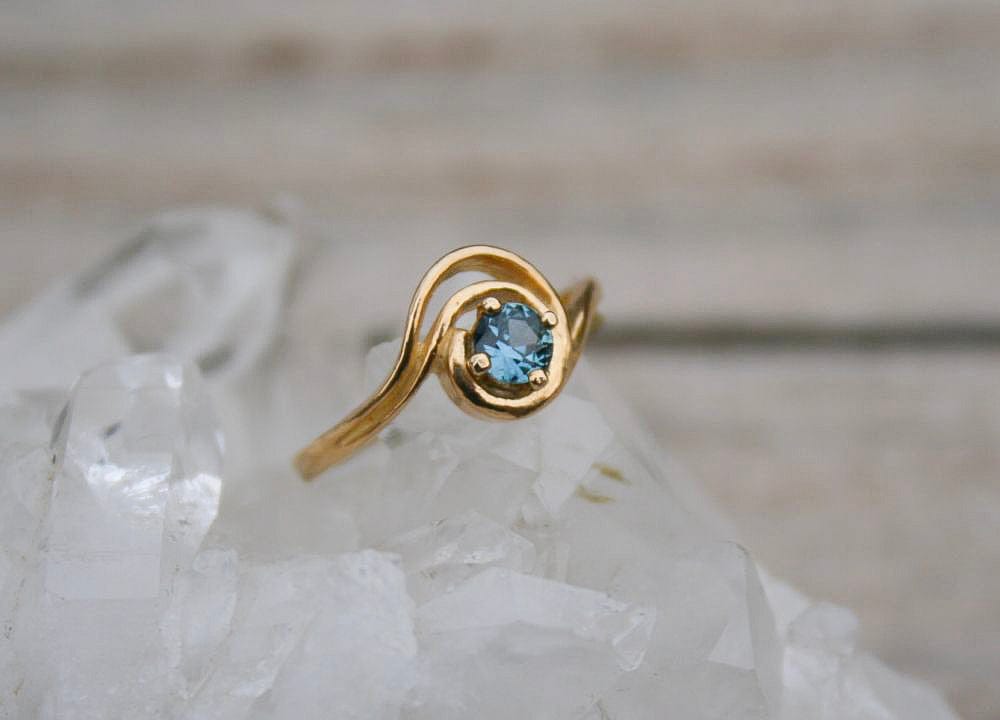 Montana Sapphire Swirl Ring in 14k Gold