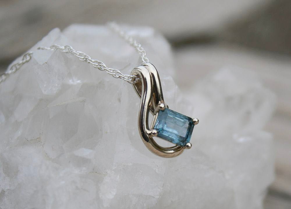 Montana Sapphire Solitaire Pendant