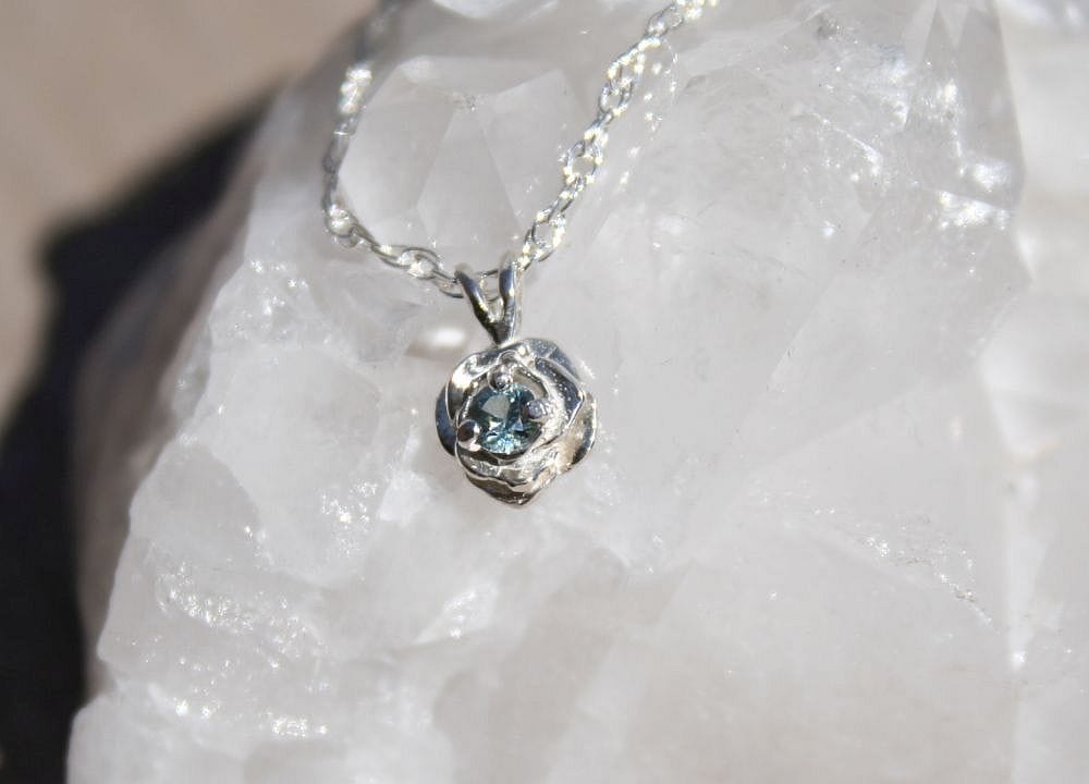 Montana Sapphire Rose Pendant 4mm