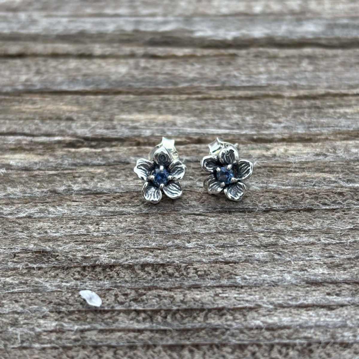 Flower-shaped silver earrings with 2.5mm blue Rock Creek Sapphires