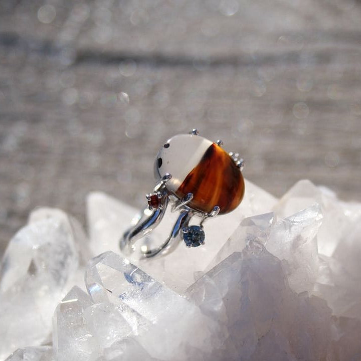 Montana agate and sapphire ring with a wavy double band