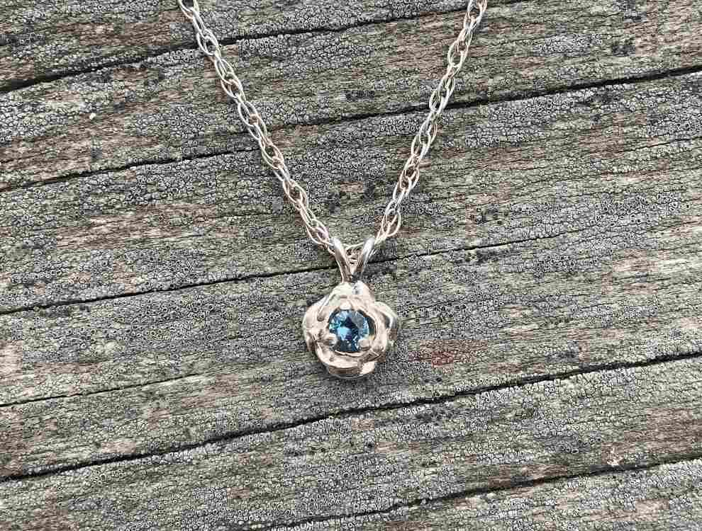 Montana Sapphire Rose Pendant 4mm